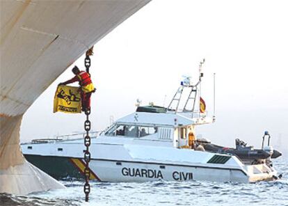 Activista de Greenpeace encadenado ayer al buque <i>Honour</i>, sospechoso de llevar madera ilegal de Camerún.