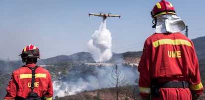 Vista general del incendio declarado en el término municipal de Nerva (Huelva).