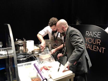 El equipo español en plena acción en la trasera del escenario. El chef Pau García Más y el sumiller Enrique García Albelda