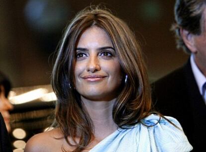 Penélope Cruz ha decidido romper su silencio en el Festival de Toronto, después de que los rumores de embarazo se hicieran cada vez más insistentes en estas últimas semanas. La actriz ha explicado que no está esperando un bebé y que, además, la confusión ha hecho que haya recibido felicitaciones y regalos de amigos que ha tenido que devolver, ha informado el periódico <i>USA Today</i>.