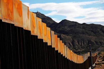 Vista del muro que separa Sunland Park, en EE UU, de Ciudad Juárez en México.