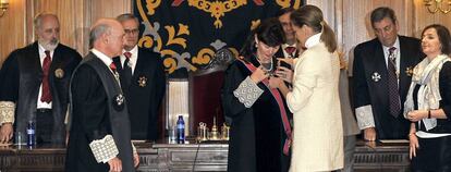 María Dolores Cospedal impone la Gran Cruz de la Orden de San Raimundo de Peñafort a Concepción Espejel en febrero de 2014.