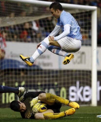 Aspas salta sobre Andrés, portero de Osasuna, en un partido de esta temporada.