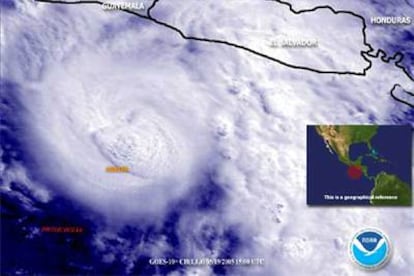 Imagen de satélite que muestra la llegada de <i>Adrián</i> a El Salvador.