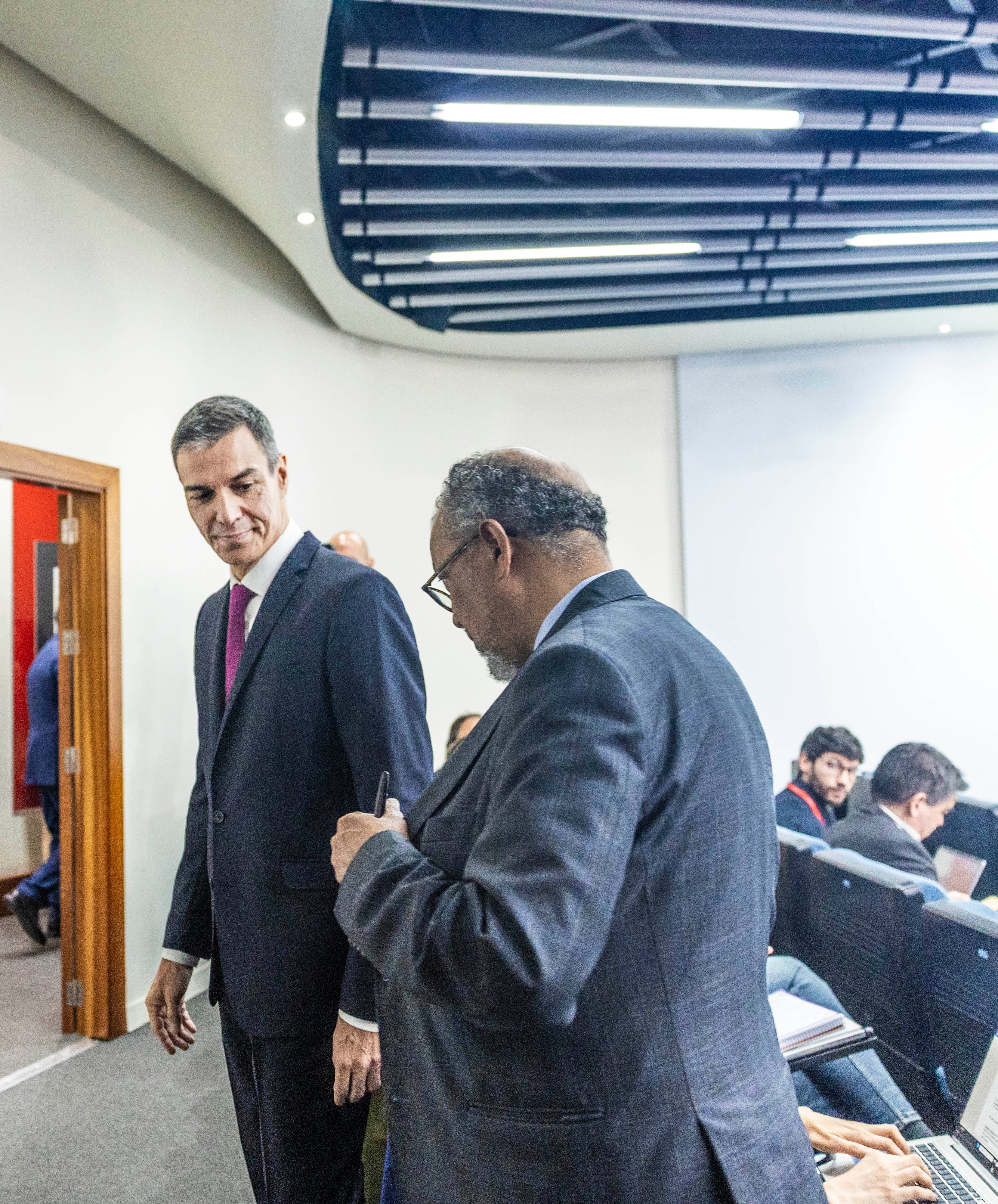 Pedro Sánchez y Tedros Adhanom a su salida de la rueda de prensa. 