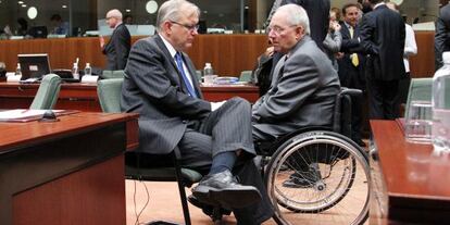 El comisario europeo de Economía, Olli Rehn (i) , conversa con el ministro alemán de Finanzas, Wolfgang Schäuble, el pasado mes de mayo, en Bruselas.