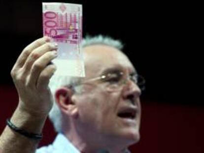 El candidato de IU a la Presidencia del Gobierno, Cayo Lara, muestra un billete de 500 euros durante su intervención en mitin en la campaña electoral de noviembre de 2011. EFE/Archivo