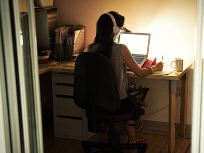 Una mujer teletrabaja para su empresa desde casa.