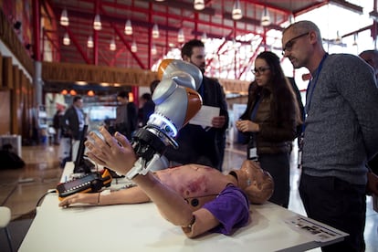 Un robot hace una demostración, durante la celebración del "European Robotics Forum", en el Palacio de Ferias y de Congreso de Málaga.