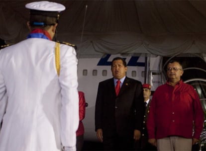 El presidente de Venezuela, Hugo Chávez, a su llegada a Caracas tras una gira internacional de 10 días.