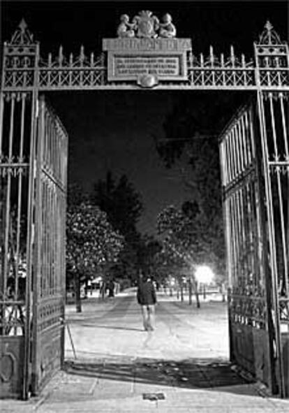 Un paseante nocturno en el Retiro, en 1994.