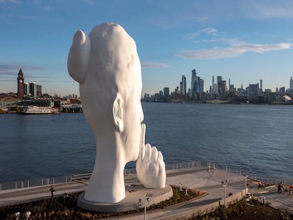 La escultura 'El alma del agua', de Plensa, frente a Manhattan el pasado 14 de octubre.