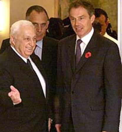 El primer ministro israelí, Ariel Sharon (izquierda), junto a su homólogo británico, Tony Blair, en Jerusalén.