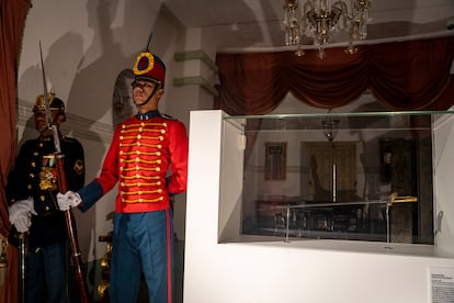 Un guardia custodia la espada de Simón Bolívar en la Quinta de Bolívar, en el marco de la conmemoración de los 50 años del robo de la espada de Bolívar por parte del M-19, en Bogotá.