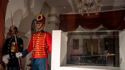 Un guardia custodia la espada de Simón Bolívar en la Quinta de Bolívar, en el marco de la conmemoración de los 50 años del robo de la espada de Bolívar por parte del M-19, en Bogotá.