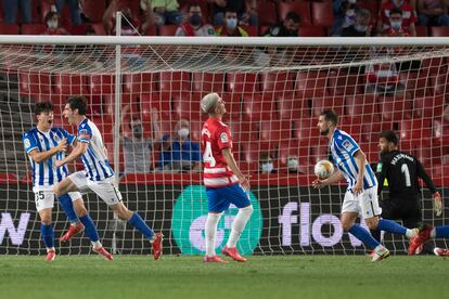 Aritz Elustondo, con el brazalete de capitán, celebra uno de sus goles al Granada