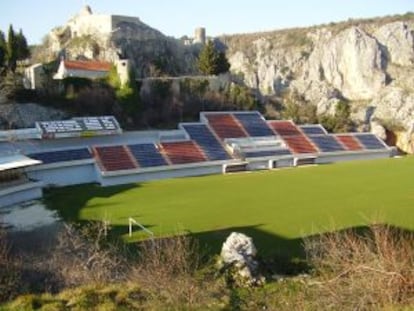 El pequeño estadio Gospin Dolac, en Imotski (Croacia), se ubica en lo alto de un risco dominado por una fortaleza medieval.