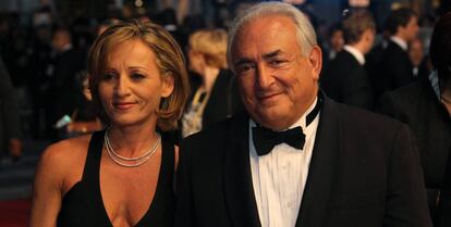 Dominique Strauss-Khan y su nueva esposa, Myriam L'Aouffir durante su paso por la alfombra roja del Festival de Cine de Cannes en 2013.