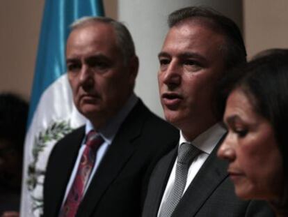De izquierda a derecha, Juan Carlos Paíz, Sergio de la Torre y Cynthia del Águila, quienes presentaron su renuncia al Gobierno de Guatemala el pasado 22 de agosto.
