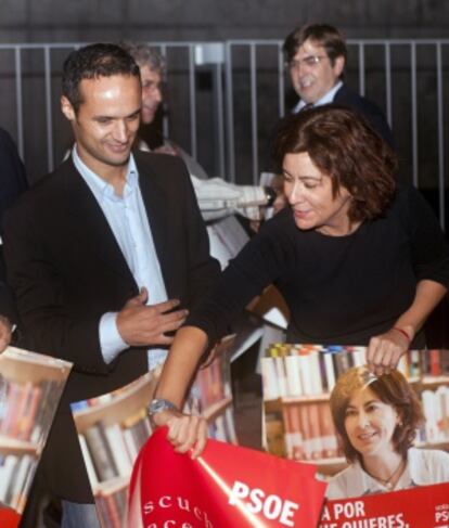 Pablo Martín, junto a la candidata al Senado, Sarah Alonso, en Mallorca.