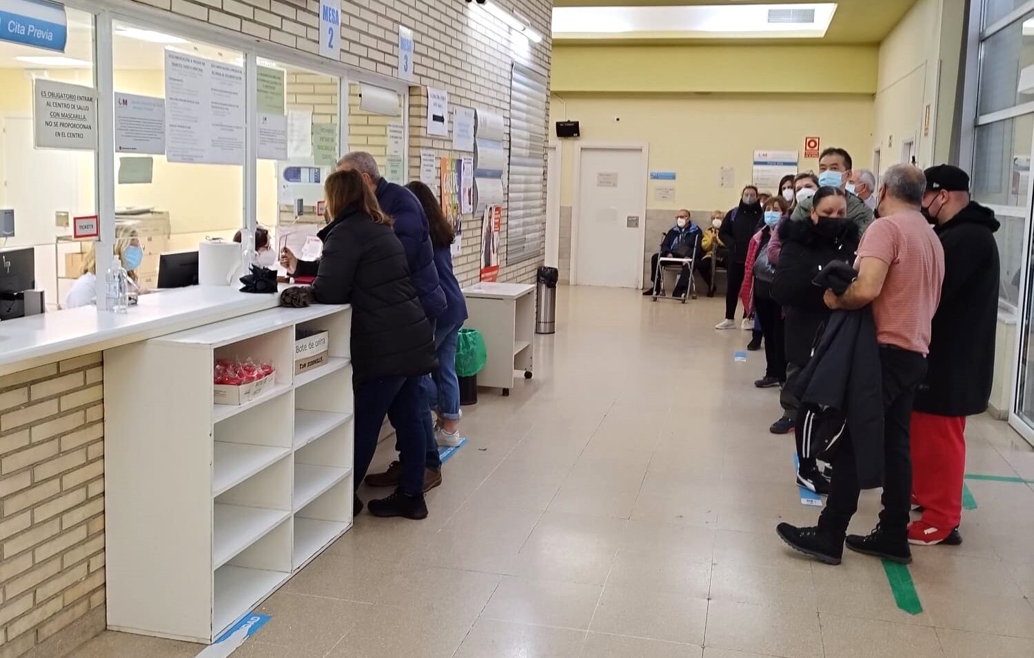 Colas para la asignación de médicos en el centro de salud Estrecho de Corea del distrito de Ciudad Lineal, este lunes.