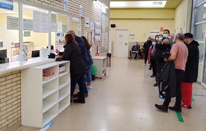 Colas para la asignación de médicos en el centro de salud Estrecho de Corea del distrito de Ciudad Lineal, este lunes.