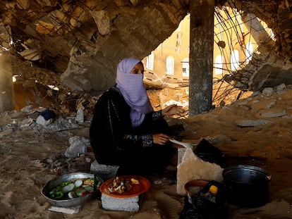 Una mujer cocina en una mezquita destruída, en la franja de Gaza, Noviembre 17 de 2023