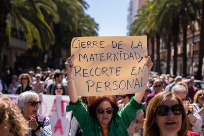 Una mujer sostenía este sábado un cartel en defensa de la sanidad pública en Málaga.
