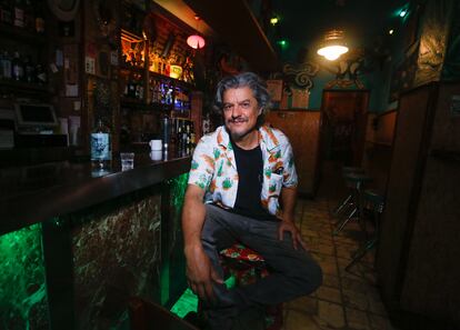 Caiman Montalbán, escritor y propietario de la cantina La Catrina en el barrio de Malasaña.