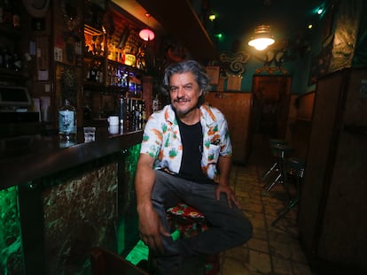 Caiman Montalbán, escritor y propietario de la cantina La Catrina en el barrio de Malasaña.