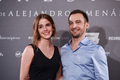 Emma Watson y Alejandro Amenabar en la presentacion de la nueva pelicula del director español, 'Regresion', en el festival de San Sebastián.