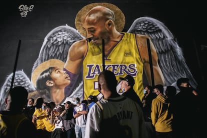 <b>Los Ángeles no olvida.</b> Aficionados de los Lakers se retratan junto a un mural de Kobe Bryant y su hija Gianna, fallecidos en un accidente de helicóptero el 26 de enero de 2020. Tras la muerte del astro del baloncesto, la ciudad de Los Ángeles se llenó de murales como este en su memoria. La imagen fue tomada el 11 de octubre, después de que los Lakers derrotaran a los Heat de Miami en las finales de la NBA.