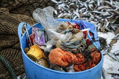 Residuos extraídos durante la pesca del barco 'San Pedro' en aguas cercanas a Vila Joiosa (Alicante).