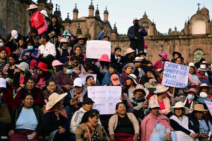 partidarios del expresidente Pedro Castillo protestan en la Plaza de Armas de Cusco, Perú
