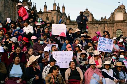 partidarios del expresidente Pedro Castillo protestan en la Plaza de Armas de Cusco, Perú