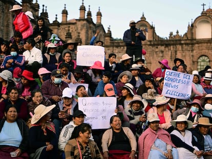 Los partidarios del expresidente Pedro Castillo protestan en la Plaza de Armas de Cusco, Perú, el 20 de diciembre de 2022.