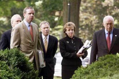 El vicepresidente, Dick Cheney (derecha), escucha a Bush en Washington el 1 de julio junto a altos cargos de la Casa Blanca. De izquierda a derecha, Karl Rove, Dan Bartlett, Scooter Libby y Harriet Miers.