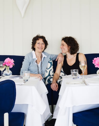 Olga Polizzi, dueña del Tresanton, junto a su hija en el restaurante del hotel.