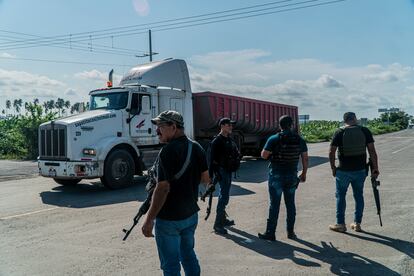 Civiles armados hacen guardia en  la carretera federal 200 en la frontera entre Colima y Michoacán en la zona de Coahuayana.