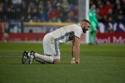 Benzema en el suelo, se lamenta de una ocasión fallida.