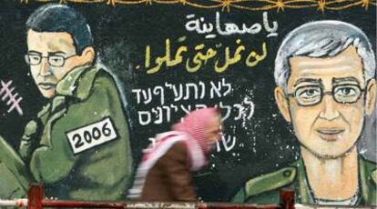 Un palestino pasa ante un mural con la imagen del soldado israelí Gilad Shalit en la franja de Gaza.