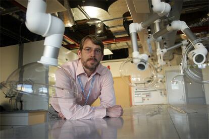 James Bishoff, en el laboratorio del Centro Nacional de Investigaciones Oncológicas.