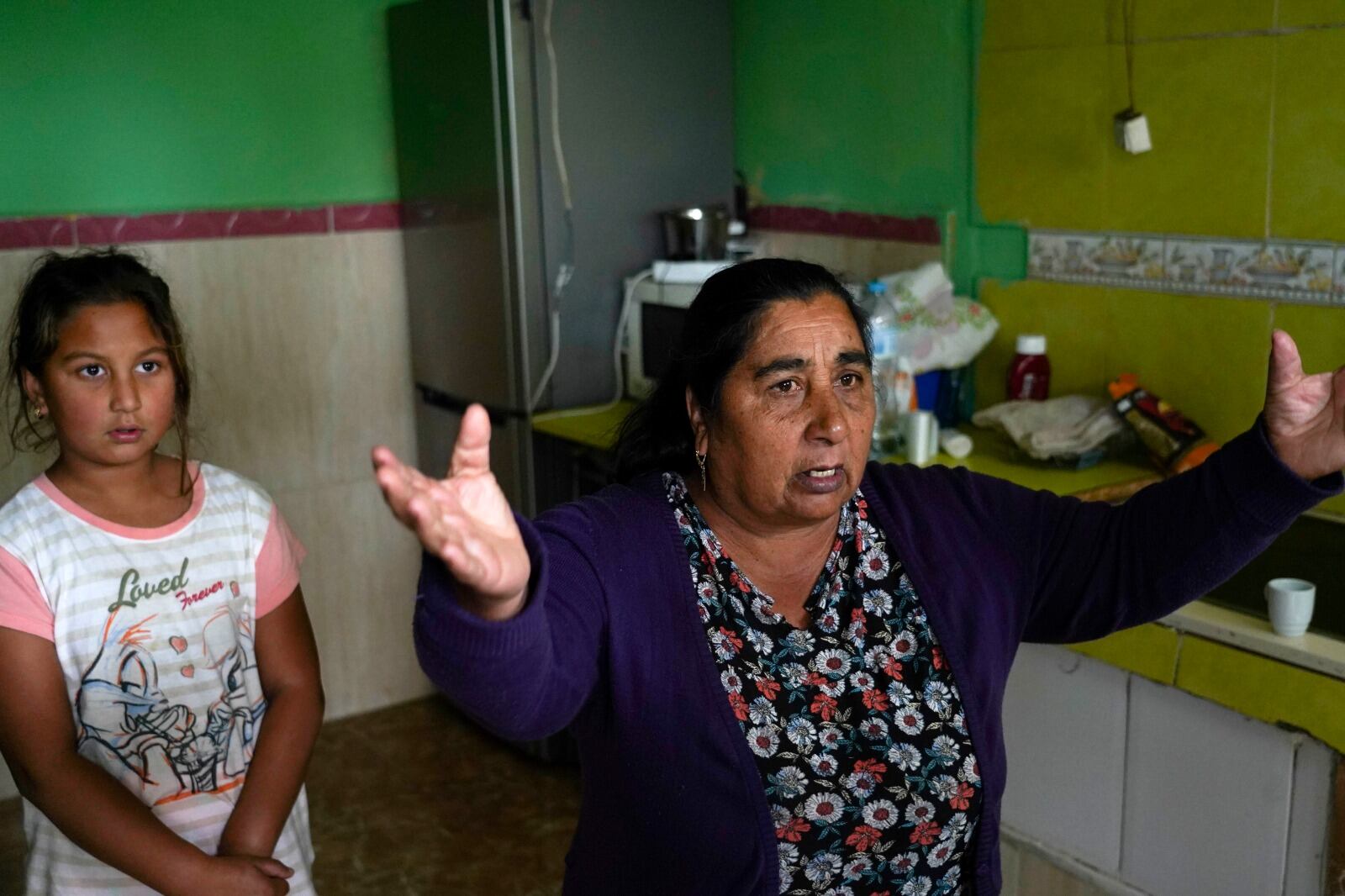 Salud, de 60 años, en su chabola en la Cañada Real.