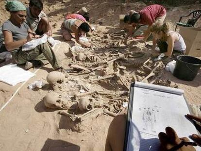 Exhumación de una fosa en Lerma (Burgos) dirigida por el médico forense Francisco Etxeberria en 2006.