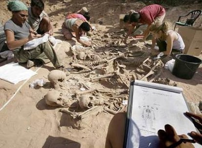 Exhumación de una fosa en Lerma (Burgos) dirigida por el médico forense Francisco Etxeberria.