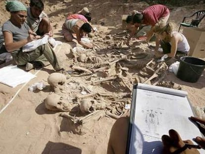 Exhumación de una fosa en Lerma (Burgos) dirigida por el médico forense Francisco Etxeberria en 2006.