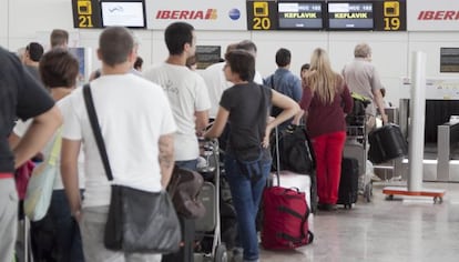 Turistas en el &aacute;rea de embarque de L&#039;Altet