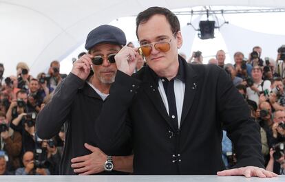 El director Quentin Tarantino (a la derecha) y el actor Brad Pitt posan en la sesión de este miércoles del Festival de Cannes.