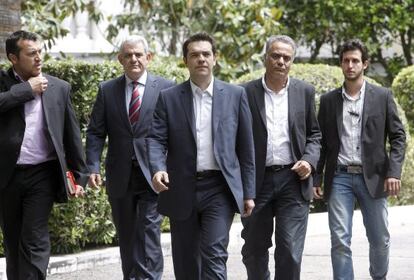 El l&iacute;der de la Coalici&oacute;n de Izquierda Radical griega (Syriza), Alexis Tsipras saliendo del palacio presidencial en Atenas.