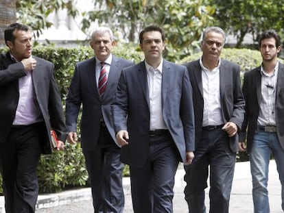 El l&iacute;der de la Coalici&oacute;n de Izquierda Radical griega (Syriza), Alexis Tsipras saliendo del palacio presidencial en Atenas.